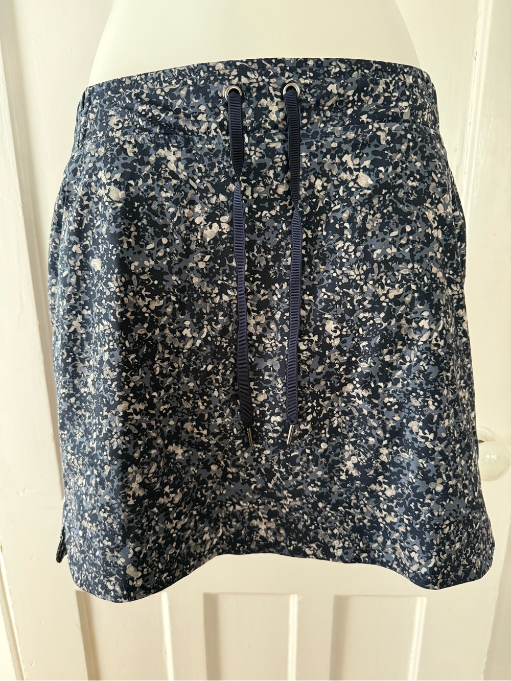 Athleta Navy & White Printed Drawstring Skirt
Size 2